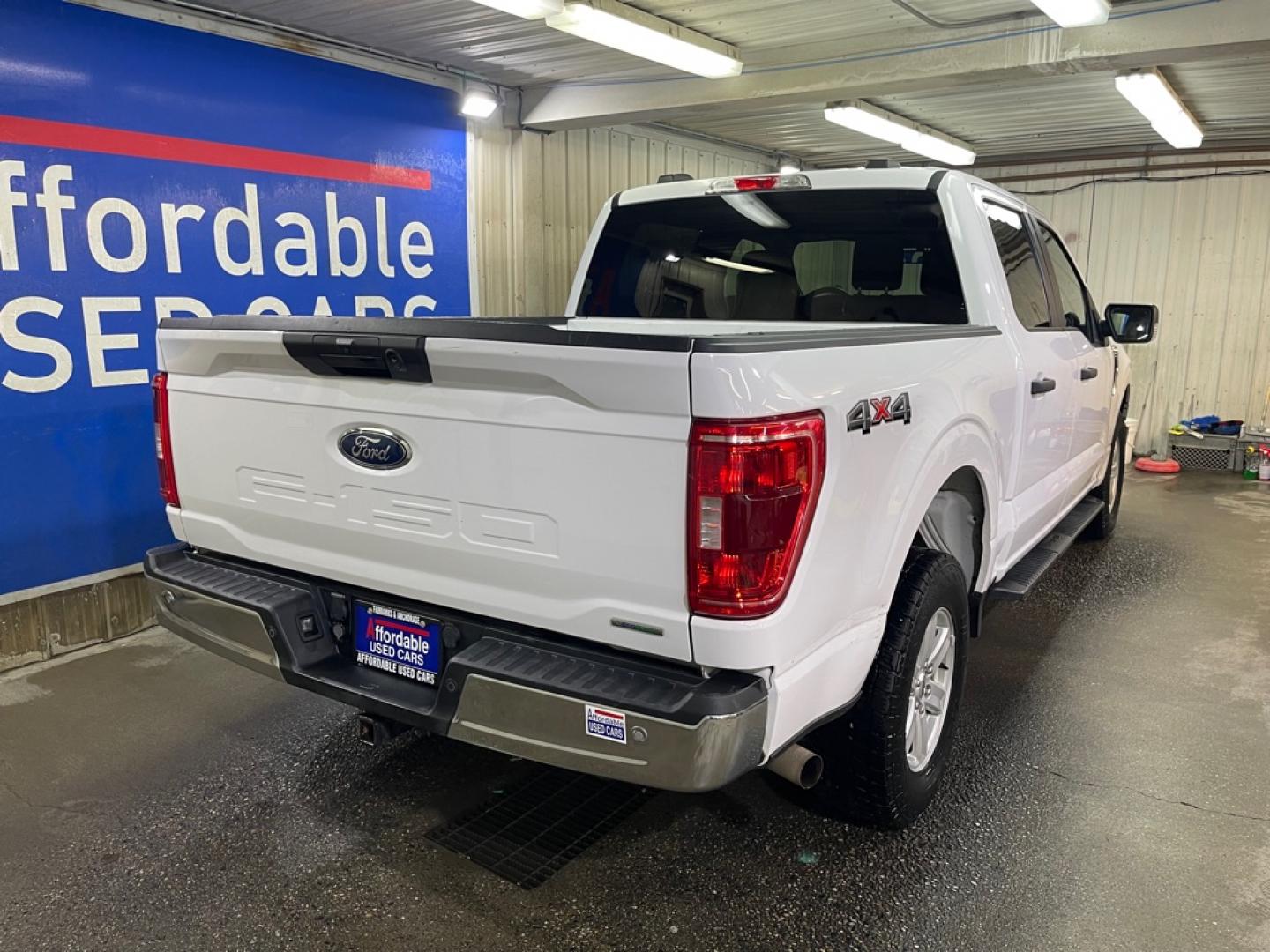 2021 WHITE FORD F150 XLT SUPERCREW (1FTEW1EP5MK) with an 2.7L engine, Automatic transmission, located at 2525 S. Cushman, Fairbanks, AK, 99701, (907) 452-5707, 64.824036, -147.712311- Photo#2