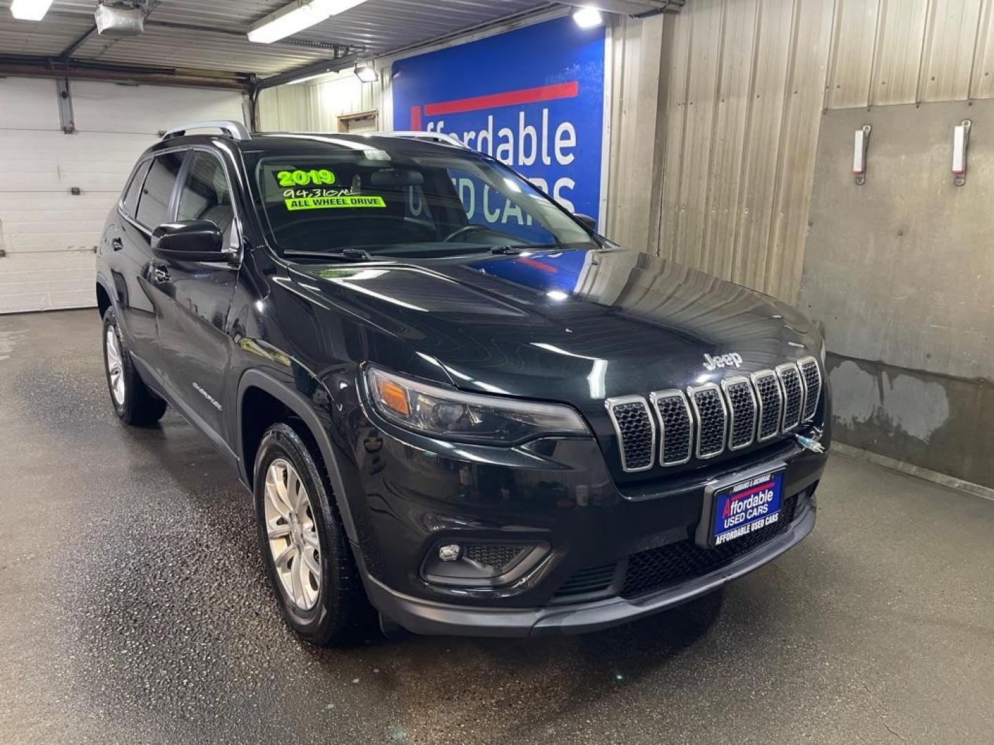 2019 GRAY JEEP CHEROKEE LATITUDE (1C4PJMCB9KD) with an 2.4L engine, Automatic transmission, located at 2525 S. Cushman, Fairbanks, AK, 99701, (907) 452-5707, 64.824036, -147.712311 - Photo#0