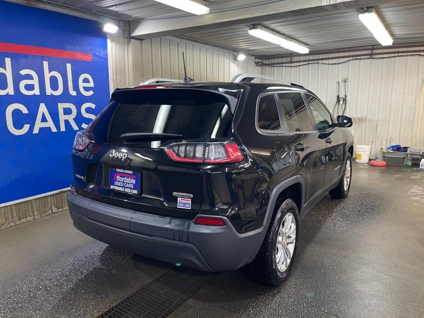 2019 GRAY JEEP CHEROKEE LATITUDE (1C4PJMCB9KD) with an 2.4L engine, Automatic transmission, located at 2525 S. Cushman, Fairbanks, AK, 99701, (907) 452-5707, 64.824036, -147.712311 - Photo#2