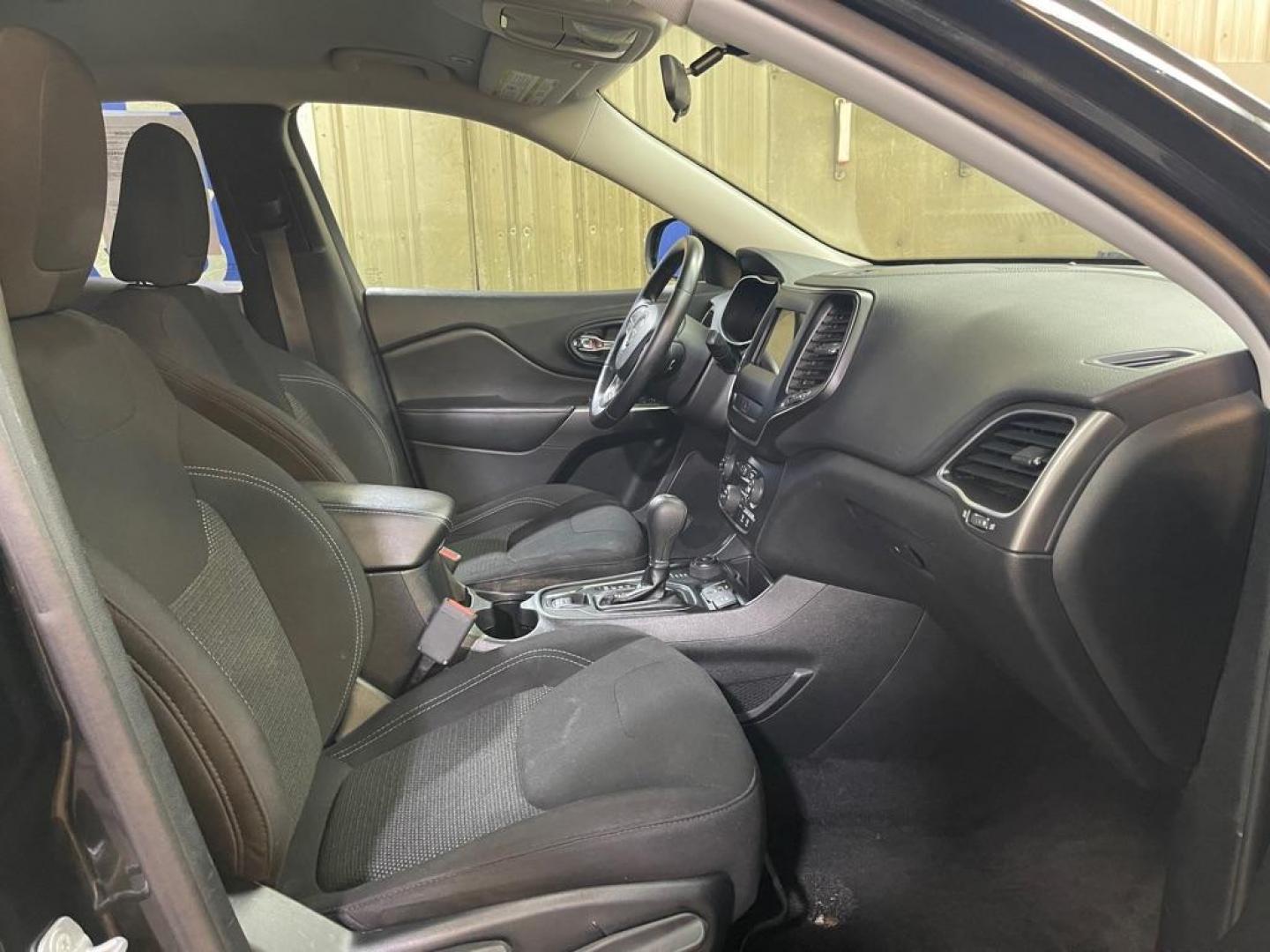 2019 GRAY JEEP CHEROKEE LATITUDE (1C4PJMCB9KD) with an 2.4L engine, Automatic transmission, located at 2525 S. Cushman, Fairbanks, AK, 99701, (907) 452-5707, 64.824036, -147.712311 - Photo#3