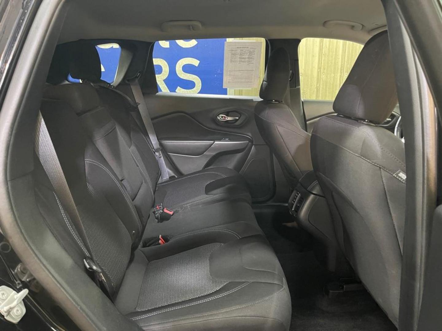 2019 GRAY JEEP CHEROKEE LATITUDE (1C4PJMCB9KD) with an 2.4L engine, Automatic transmission, located at 2525 S. Cushman, Fairbanks, AK, 99701, (907) 452-5707, 64.824036, -147.712311 - Photo#4