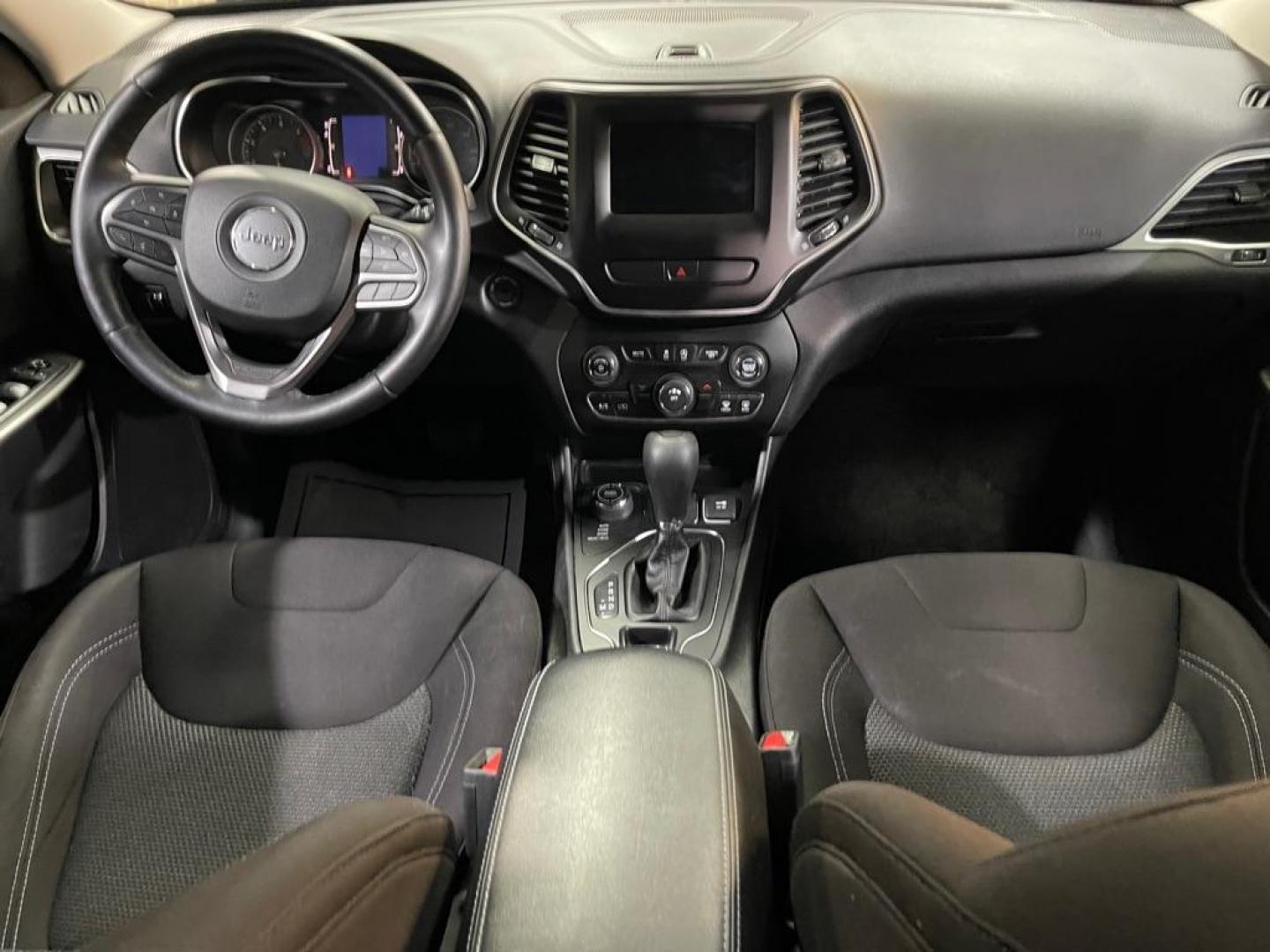 2019 GRAY JEEP CHEROKEE LATITUDE (1C4PJMCB9KD) with an 2.4L engine, Automatic transmission, located at 2525 S. Cushman, Fairbanks, AK, 99701, (907) 452-5707, 64.824036, -147.712311 - Photo#5