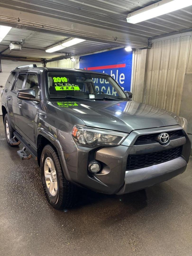 2019 GRAY TOYOTA 4RUNNER SR5/SR5 PREMIUM (JTEBU5JR4K5) with an 4.0L engine, Automatic transmission, located at 2525 S. Cushman, Fairbanks, AK, 99701, (907) 452-5707, 64.824036, -147.712311 - Photo#0