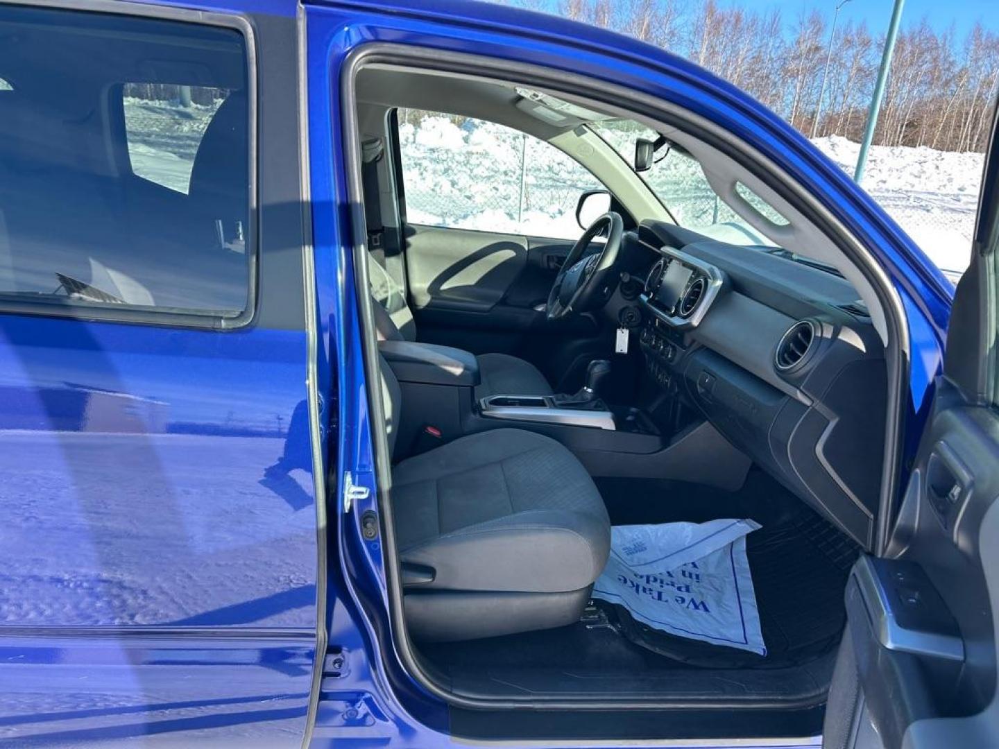 2022 BLUE TOYOTA TACOMA DOUBLE CAB (3TMCZ5AN6NM) with an 3.5L engine, Automatic transmission, located at 2525 S. Cushman, Fairbanks, AK, 99701, (907) 452-5707, 64.824036, -147.712311 - Photo#4