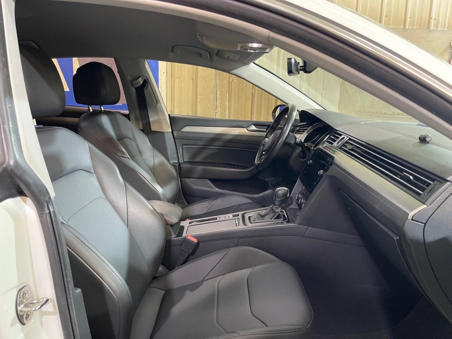 2020 WHITE VOLKSWAGEN ARTEON SE (WVWAR7AN8LE) with an 2.0L engine, Automatic transmission, located at 2525 S. Cushman, Fairbanks, AK, 99701, (907) 452-5707, 64.824036, -147.712311- Photo#3
