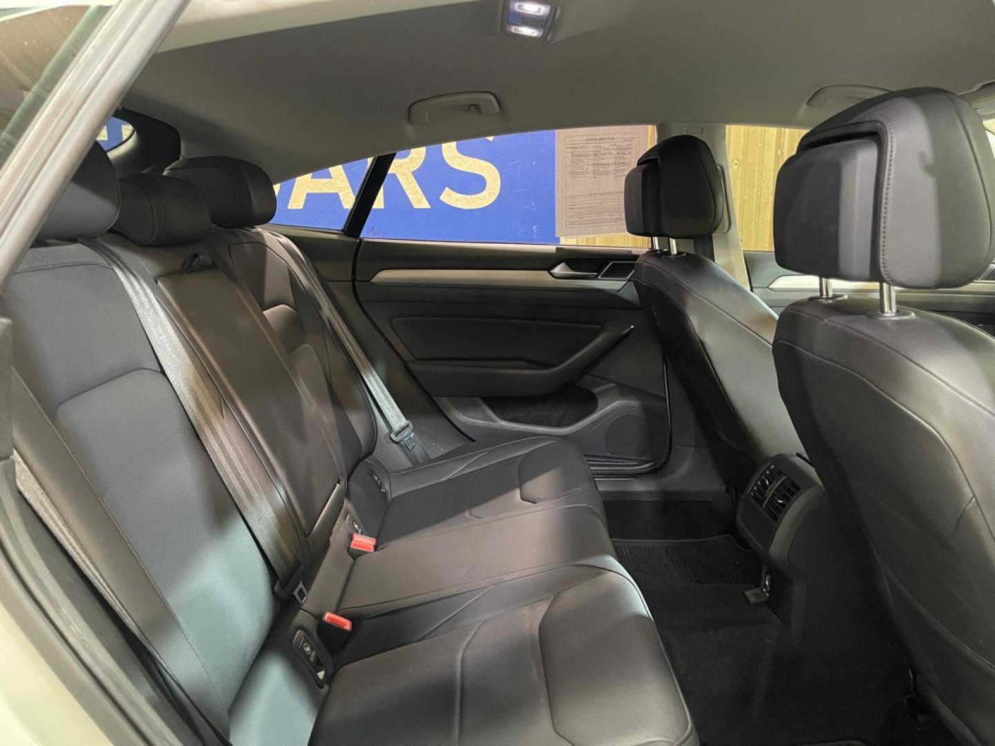 2020 WHITE VOLKSWAGEN ARTEON SE (WVWAR7AN8LE) with an 2.0L engine, Automatic transmission, located at 2525 S. Cushman, Fairbanks, AK, 99701, (907) 452-5707, 64.824036, -147.712311- Photo#4