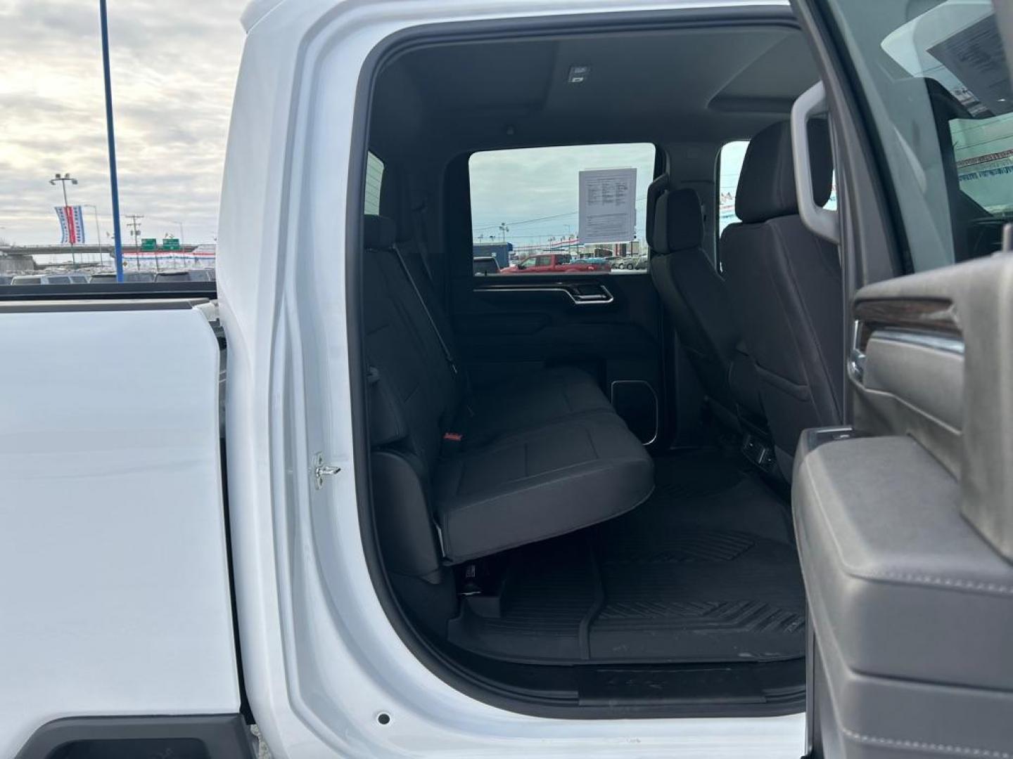 2026 WHITE CHEVROLET SILVERADO 2500 HEAVY DUTY LT (2GC1KNE75T1) with an 6.6L engine, Automatic transmission, located at 2525 S. Cushman, Fairbanks, AK, 99701, (907) 452-5707, 64.824036, -147.712311 - Photo#5