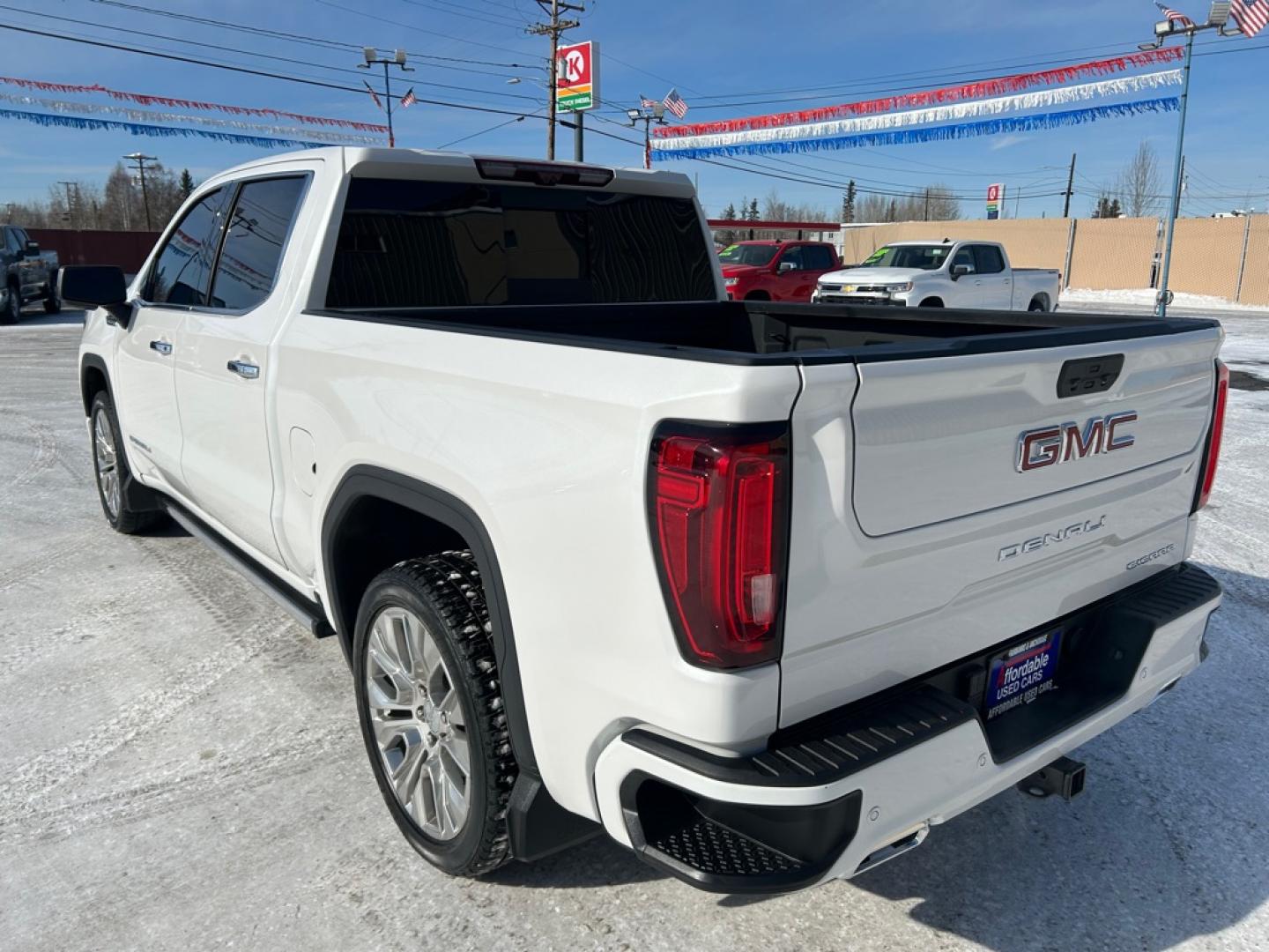 2020 WHITE GMC SIERRA DENALI 1500 DENALI (3GTU9FELXLG) with an 6.2L engine, Automatic transmission, located at 2525 S. Cushman, Fairbanks, AK, 99701, (907) 452-5707, 64.824036, -147.712311- Photo#3