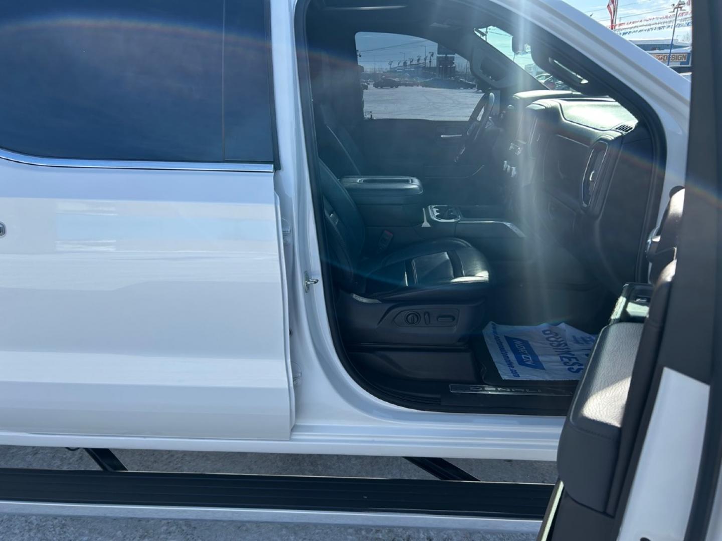 2020 WHITE GMC SIERRA DENALI 1500 DENALI (3GTU9FELXLG) with an 6.2L engine, Automatic transmission, located at 2525 S. Cushman, Fairbanks, AK, 99701, (907) 452-5707, 64.824036, -147.712311- Photo#4