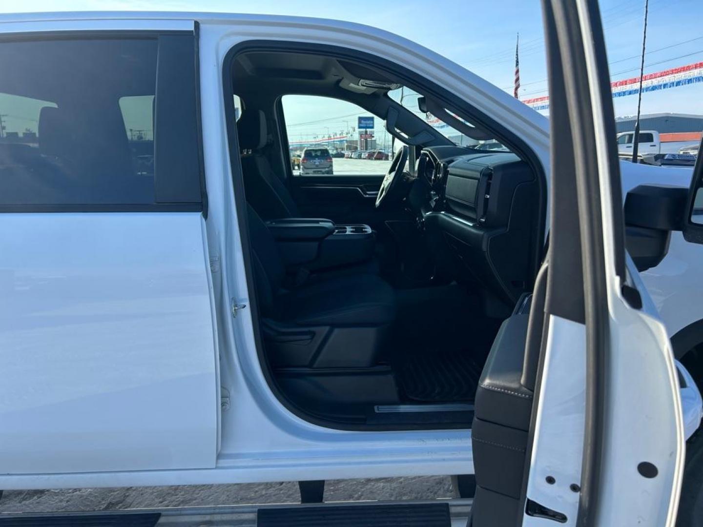 2024 WHITE CHEVROLET SILVERADO 2500 HEAVY DUTY LT (1GC4YNE74RF) with an 6.6L engine, Automatic transmission, located at 2525 S. Cushman, Fairbanks, AK, 99701, (907) 452-5707, 64.824036, -147.712311 - Photo#4