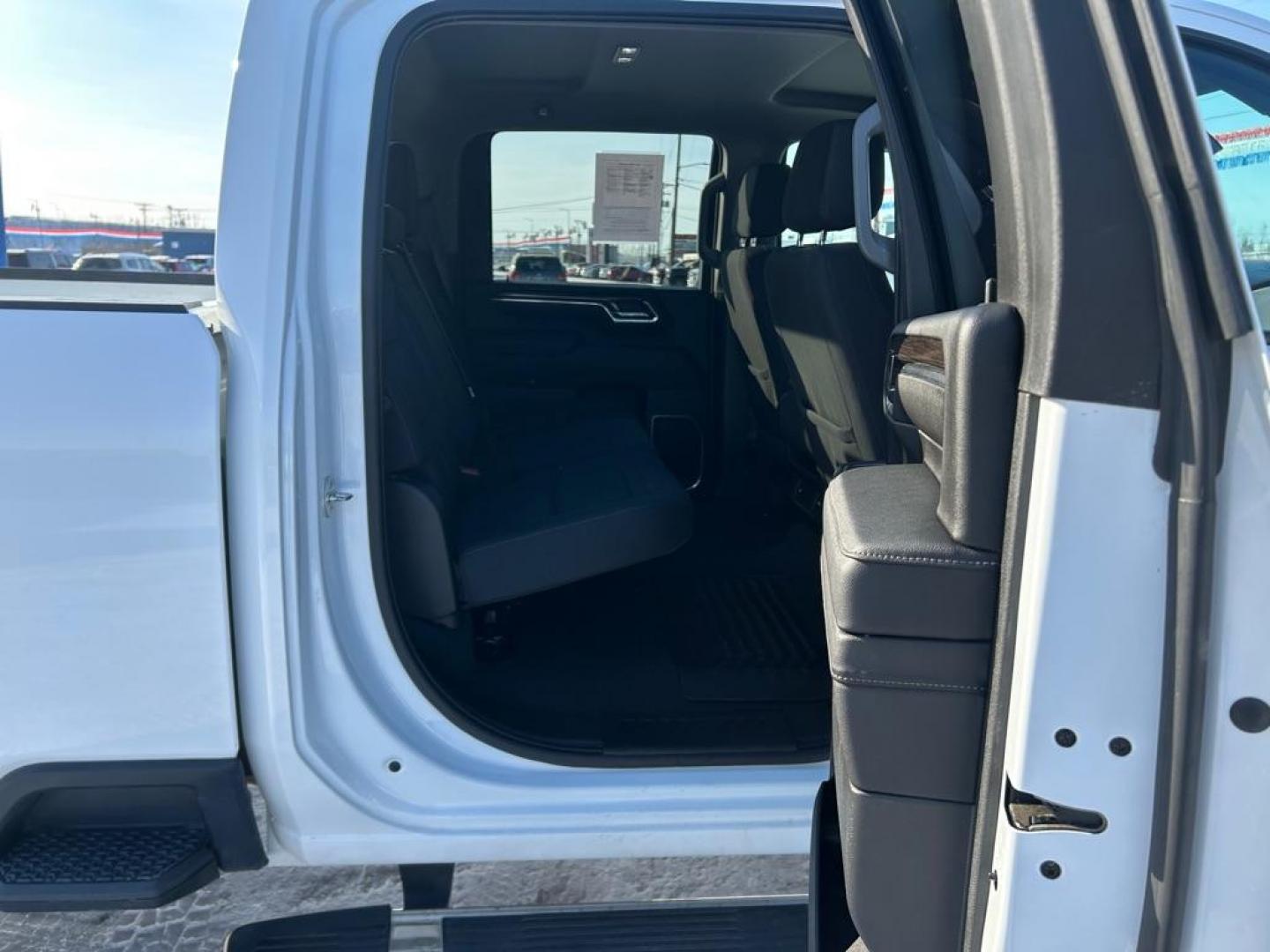 2024 WHITE CHEVROLET SILVERADO 2500 HEAVY DUTY LT (1GC4YNE74RF) with an 6.6L engine, Automatic transmission, located at 2525 S. Cushman, Fairbanks, AK, 99701, (907) 452-5707, 64.824036, -147.712311 - Photo#5