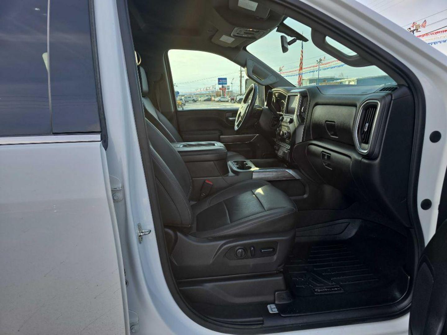 2021 WHITE CHEVROLET SILVERADO 2500 HEAVY DUTY LTZ (1GC4YPEY8MF) with an 6.6L engine, Automatic transmission, located at 2525 S. Cushman, Fairbanks, AK, 99701, (907) 452-5707, 64.824036, -147.712311 - Photo#4