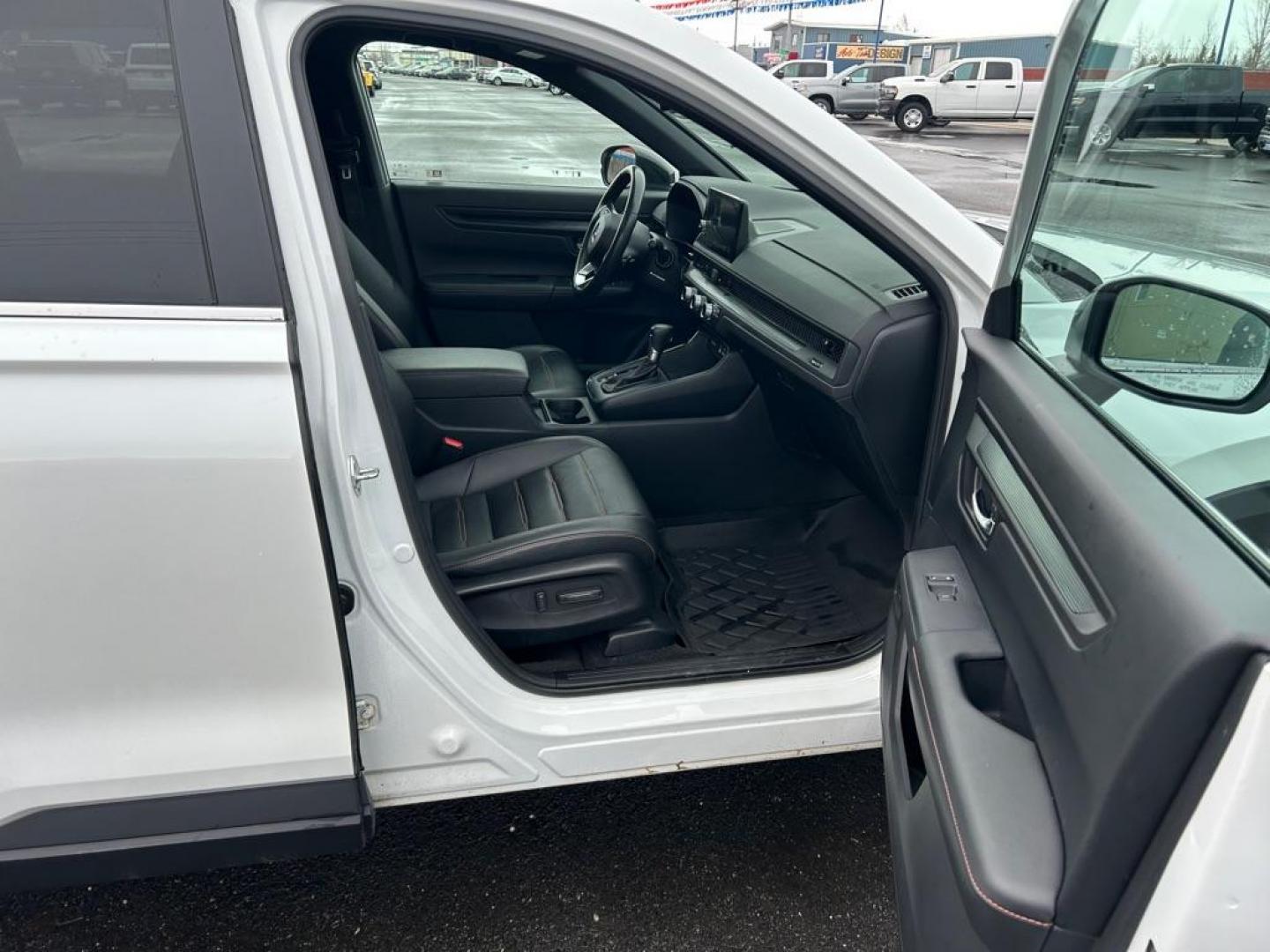 2024 WHITE HONDA CR-V SPORT-L (7FARS6H87RE) with an 2.0L engine, Continuously Variable transmission, located at 2525 S. Cushman, Fairbanks, AK, 99701, (907) 452-5707, 64.824036, -147.712311 - Photo#4
