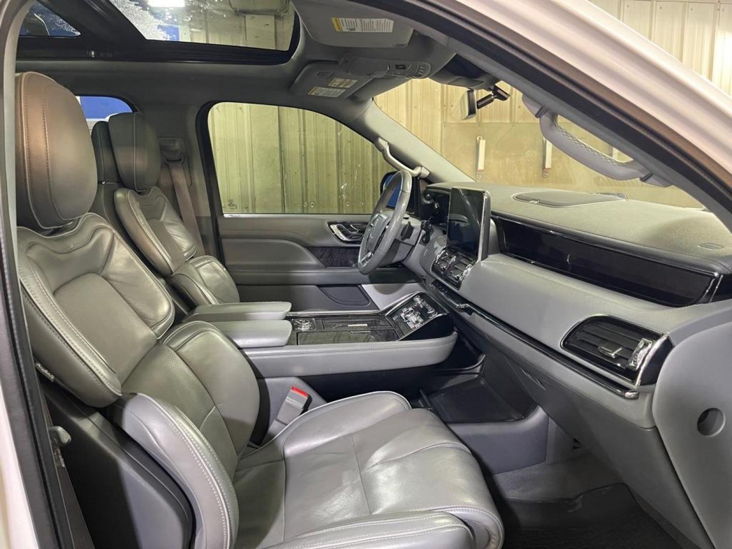 2019 WHITE LINCOLN NAVIGATOR RESERVE (5LMJJ2LTXKE) with an 3.5L engine, Automatic transmission, located at 2525 S. Cushman, Fairbanks, AK, 99701, (907) 452-5707, 64.824036, -147.712311 - Photo#3