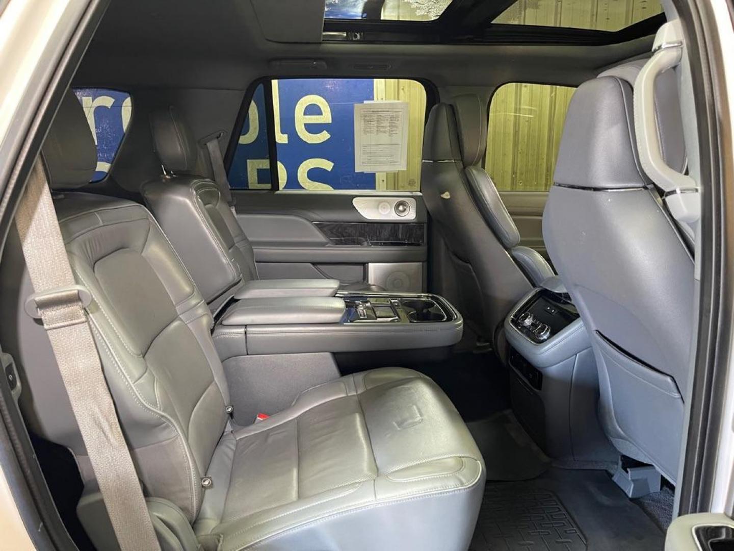 2019 WHITE LINCOLN NAVIGATOR RESERVE (5LMJJ2LTXKE) with an 3.5L engine, Automatic transmission, located at 2525 S. Cushman, Fairbanks, AK, 99701, (907) 452-5707, 64.824036, -147.712311 - Photo#4