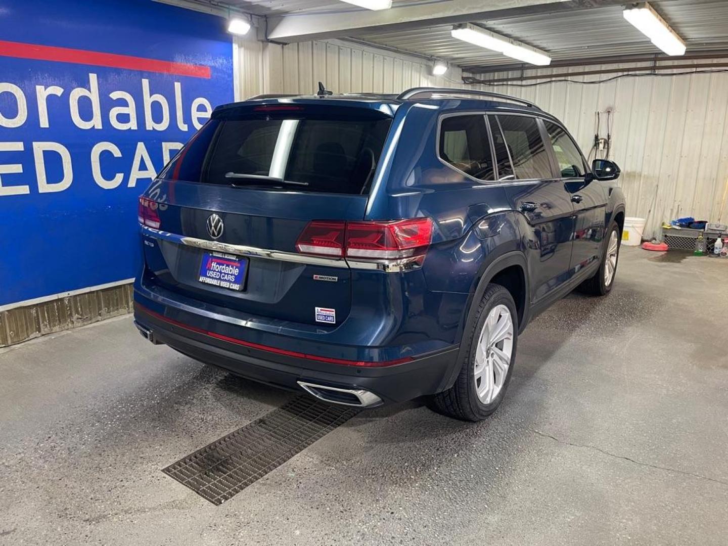 2021 BLUE VOLKSWAGEN ATLAS SE (1V2HR2CA1MC) with an 3.6L engine, Automatic transmission, located at 2525 S. Cushman, Fairbanks, AK, 99701, (907) 452-5707, 64.824036, -147.712311 - Photo#2