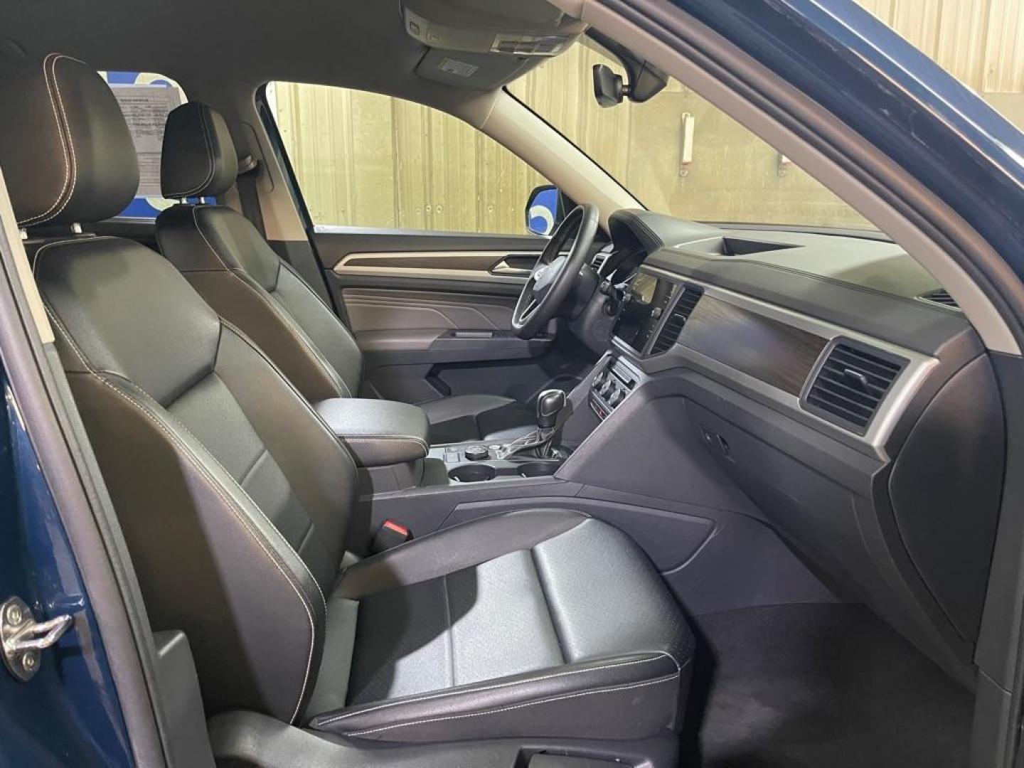 2021 BLUE VOLKSWAGEN ATLAS SE (1V2HR2CA1MC) with an 3.6L engine, Automatic transmission, located at 2525 S. Cushman, Fairbanks, AK, 99701, (907) 452-5707, 64.824036, -147.712311 - Photo#3