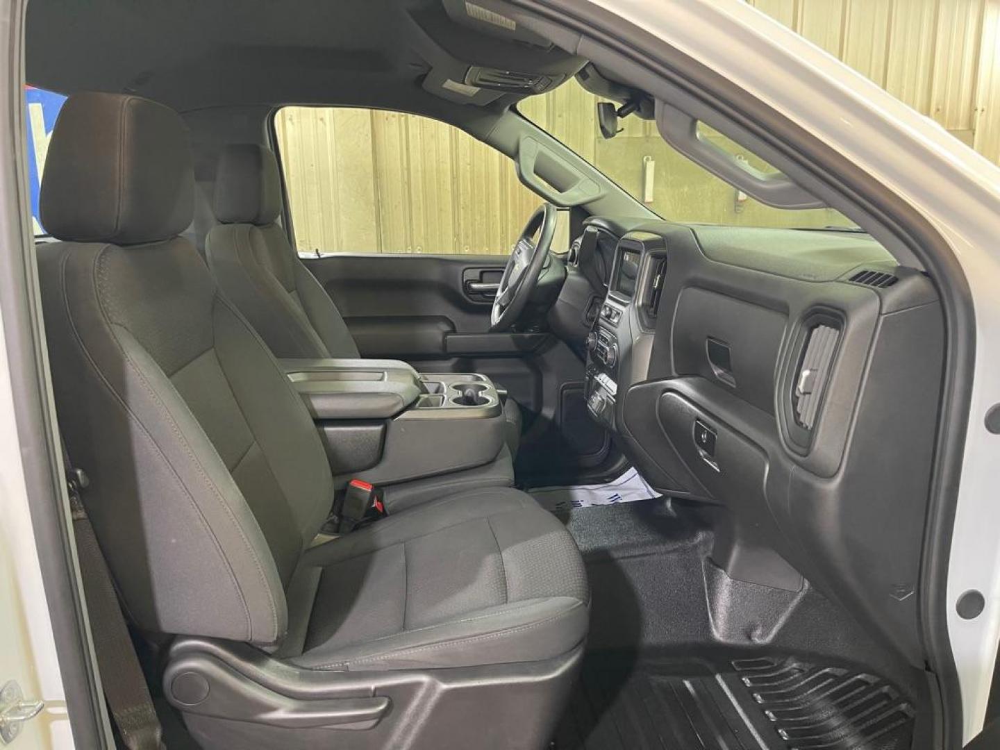 2024 WHITE CHEVROLET SILVERADO 1500 (3GCNDAED0RG) with an 5.3L engine, Automatic transmission, located at 2525 S. Cushman, Fairbanks, AK, 99701, (907) 452-5707, 64.824036, -147.712311 - Photo#3