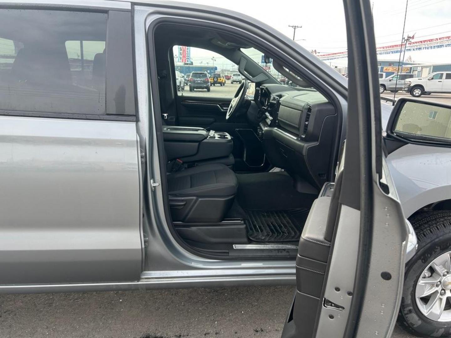 2023 SILVER CHEVROLET SILVERADO 1500 LT (1GCUDDED7PZ) with an 5.3L engine, Automatic transmission, located at 2525 S. Cushman, Fairbanks, AK, 99701, (907) 452-5707, 64.824036, -147.712311 - Photo#4