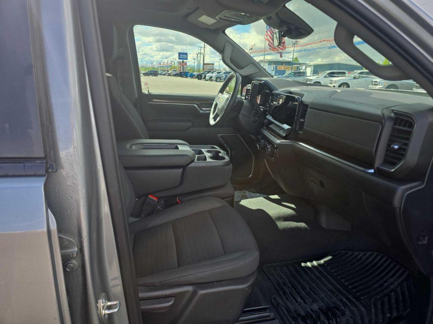 2023 SILVER CHEVROLET SILVERADO 1500 LT (1GCUDDED2PZ) with an 5.3L engine, Automatic transmission, located at 2525 S. Cushman, Fairbanks, AK, 99701, (907) 452-5707, 64.824036, -147.712311 - Photo#4