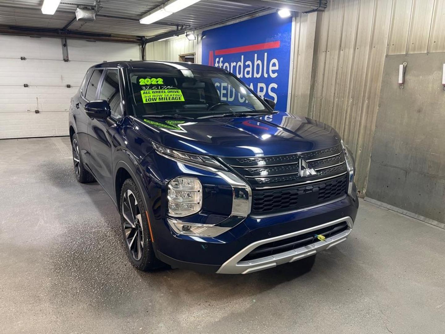 2022 BLUE MITSUBISHI OUTLANDER SE (JA4J4UA86NZ) with an 2.5L engine, Continuously Variable transmission, located at 2525 S. Cushman, Fairbanks, AK, 99701, (907) 452-5707, 64.824036, -147.712311 - Photo#0