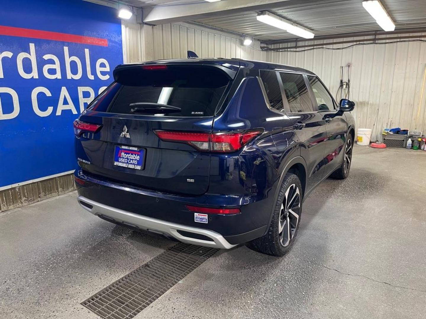 2022 BLUE MITSUBISHI OUTLANDER SE (JA4J4UA86NZ) with an 2.5L engine, Continuously Variable transmission, located at 2525 S. Cushman, Fairbanks, AK, 99701, (907) 452-5707, 64.824036, -147.712311 - Photo#2