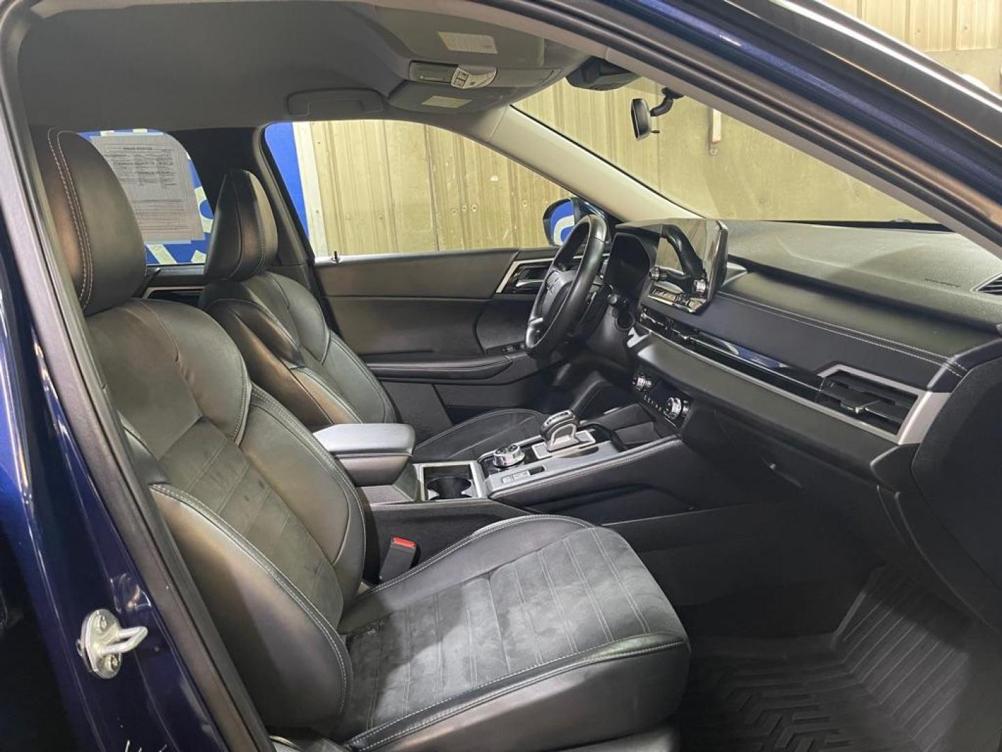 2022 BLUE MITSUBISHI OUTLANDER SE (JA4J4UA86NZ) with an 2.5L engine, Continuously Variable transmission, located at 2525 S. Cushman, Fairbanks, AK, 99701, (907) 452-5707, 64.824036, -147.712311 - Photo#3