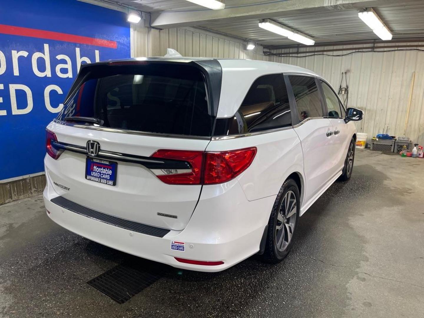 2022 WHITE HONDA ODYSSEY TOURING (5FNRL6H81NB) with an 3.5L engine, Automatic transmission, located at 2525 S. Cushman, Fairbanks, AK, 99701, (907) 452-5707, 64.824036, -147.712311 - Photo#2
