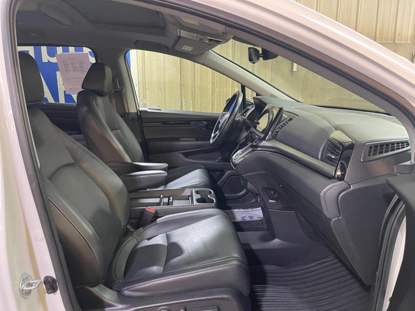 2022 WHITE HONDA ODYSSEY TOURING (5FNRL6H81NB) with an 3.5L engine, Automatic transmission, located at 2525 S. Cushman, Fairbanks, AK, 99701, (907) 452-5707, 64.824036, -147.712311 - Photo#3
