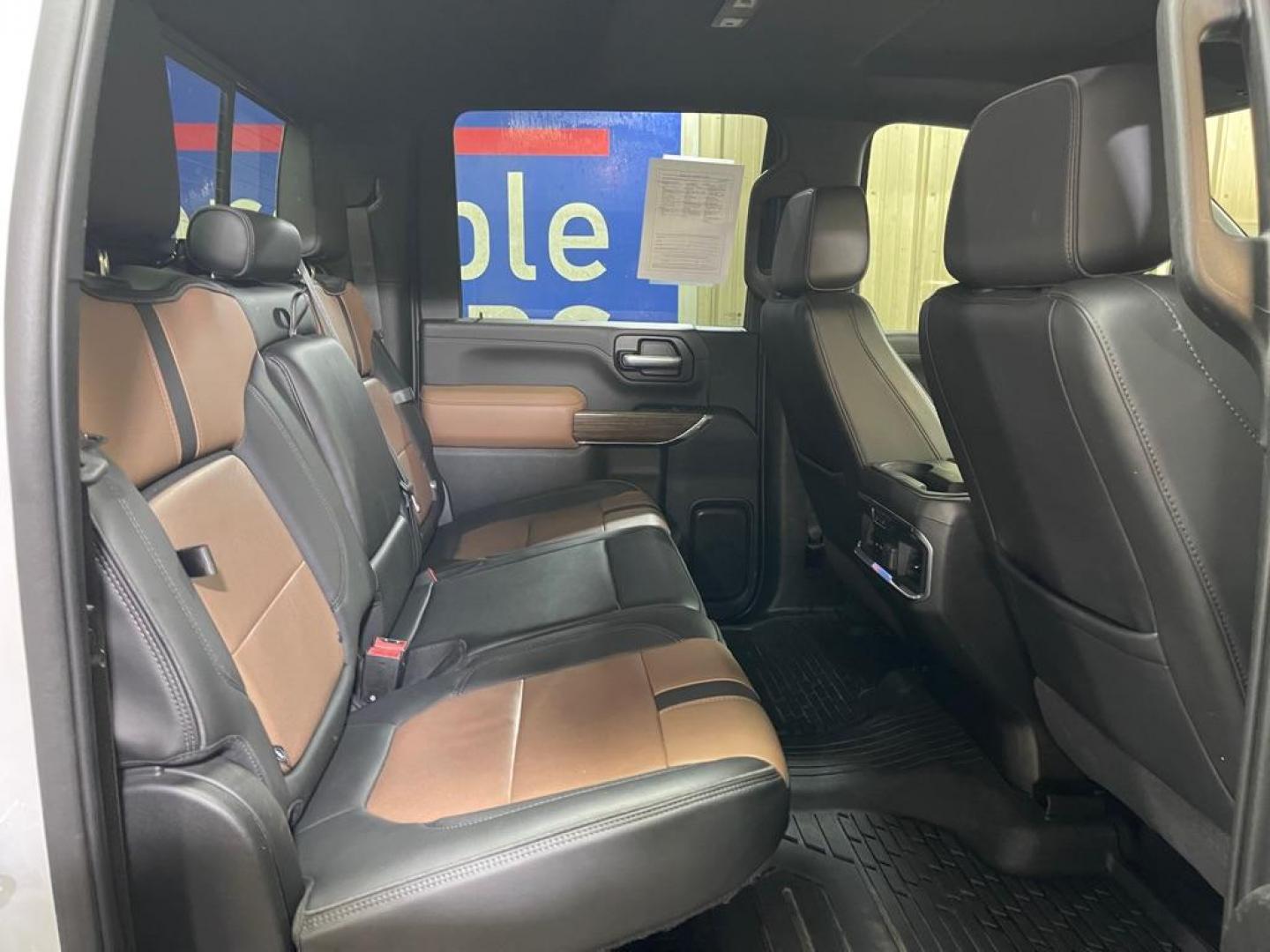 2022 WHITE CHEVROLET SILVERADO 3500 HIGH COUNTRY (1GC4YVEYXNF) with an 6.6L engine, Automatic transmission, located at 2525 S. Cushman, Fairbanks, AK, 99701, (907) 452-5707, 64.824036, -147.712311 - Photo#4