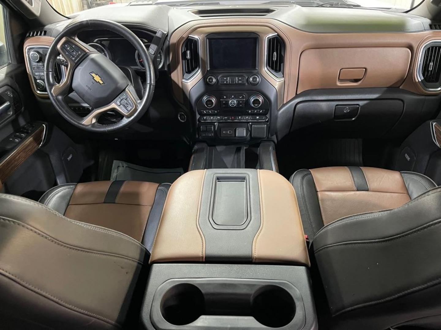 2022 WHITE CHEVROLET SILVERADO 3500 HIGH COUNTRY (1GC4YVEYXNF) with an 6.6L engine, Automatic transmission, located at 2525 S. Cushman, Fairbanks, AK, 99701, (907) 452-5707, 64.824036, -147.712311 - Photo#5