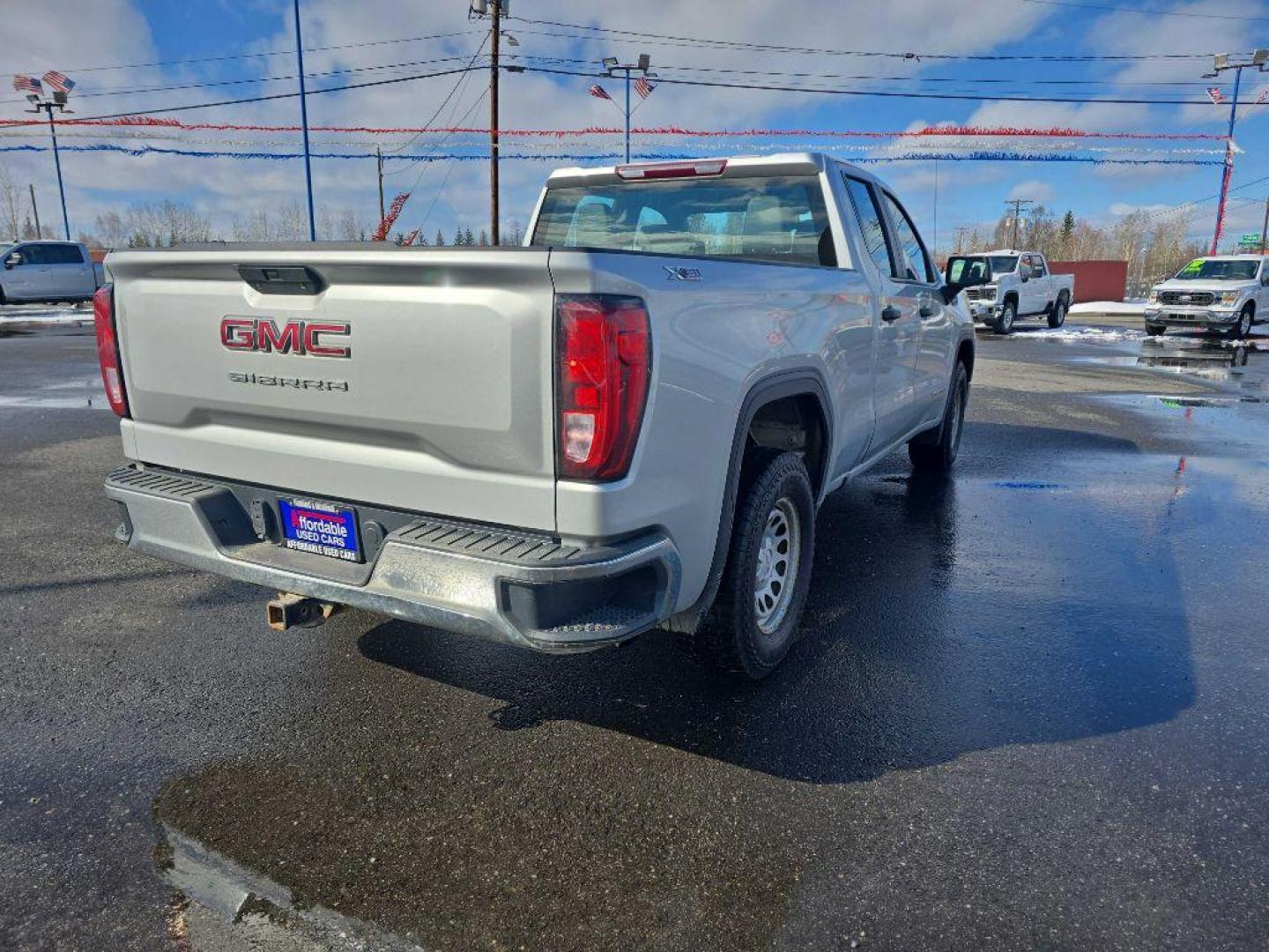2021 SILVER GMC SIERRA 1500 (1GTR9AEF5MZ) with an 5.3L engine, Automatic transmission, located at 2525 S. Cushman, Fairbanks, AK, 99701, (907) 452-5707, 64.824036, -147.712311 - Photo#3