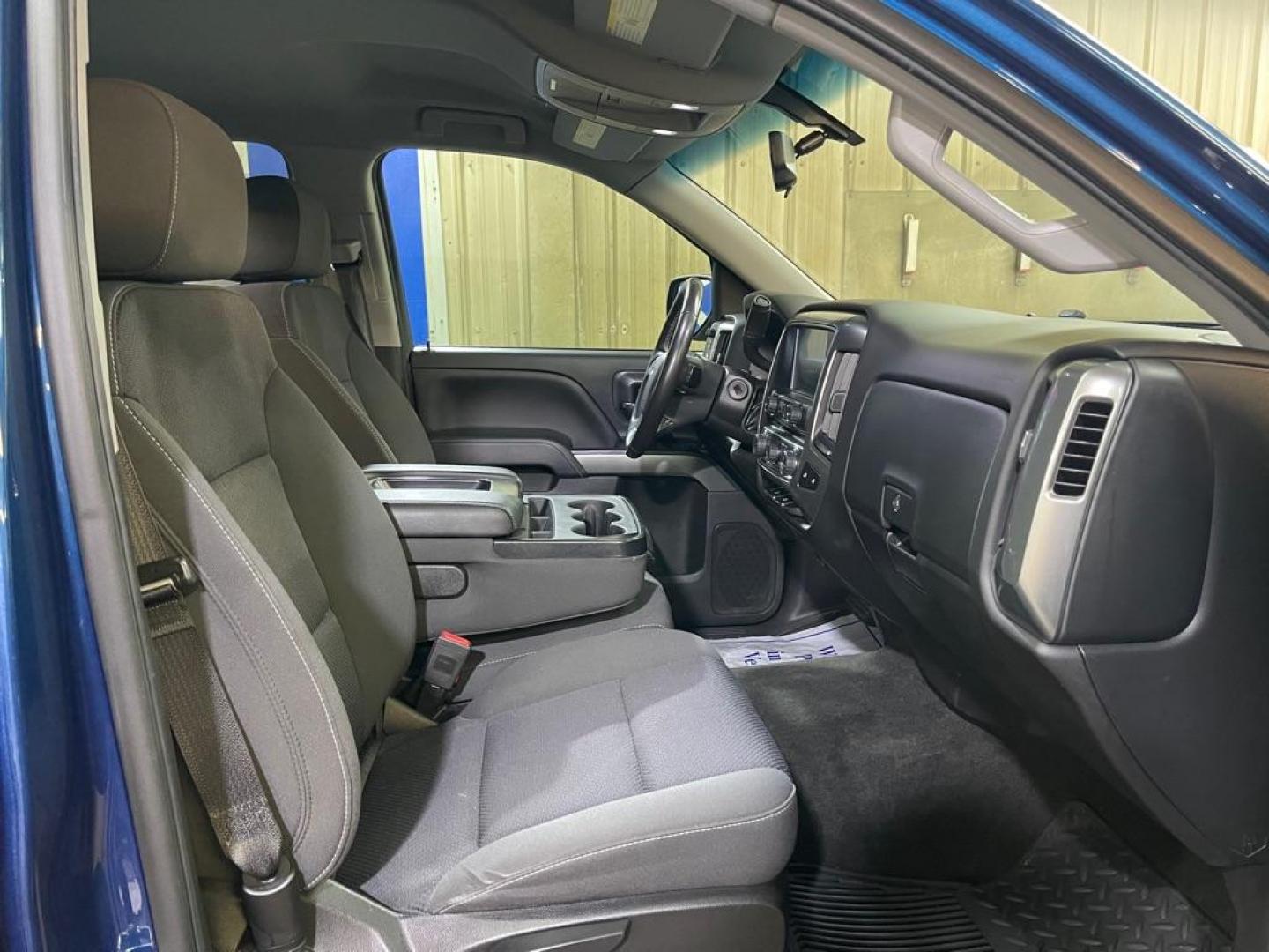 2018 BLUE CHEVROLET SILVERADO 1500 LT (3GCUKREC8JG) with an 5.3L engine, Automatic transmission, located at 2525 S. Cushman, Fairbanks, AK, 99701, (907) 452-5707, 64.824036, -147.712311 - Photo#3