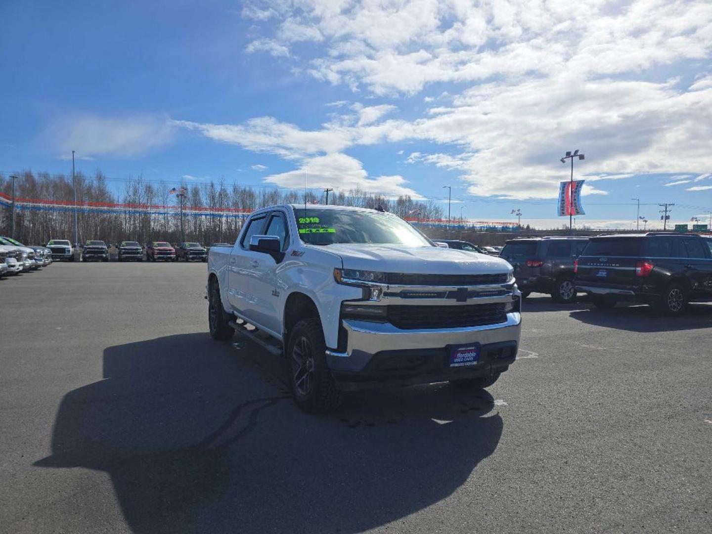 2019 WHITE CHEVROLET SILVERADO 1500 LT (3GCUYDED9KG) with an 5.3L engine, Automatic transmission, located at 2525 S. Cushman, Fairbanks, AK, 99701, (907) 452-5707, 64.824036, -147.712311 - Photo#2