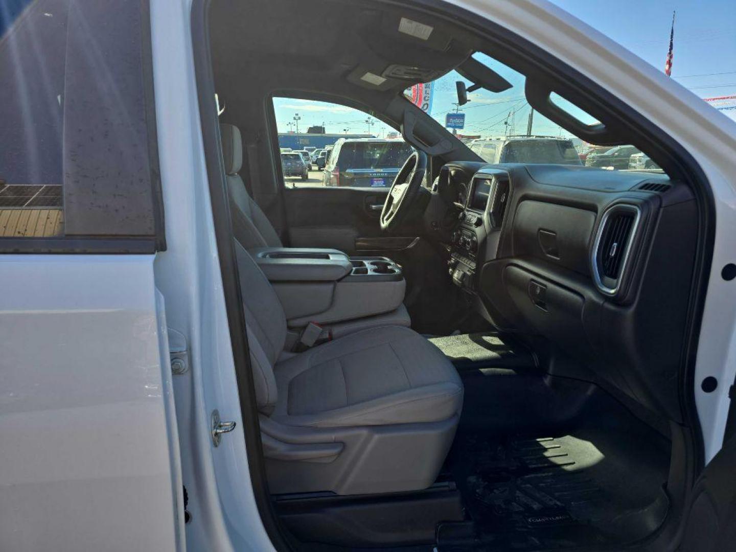2019 WHITE CHEVROLET SILVERADO 1500 LT (3GCUYDED9KG) with an 5.3L engine, Automatic transmission, located at 2525 S. Cushman, Fairbanks, AK, 99701, (907) 452-5707, 64.824036, -147.712311 - Photo#3