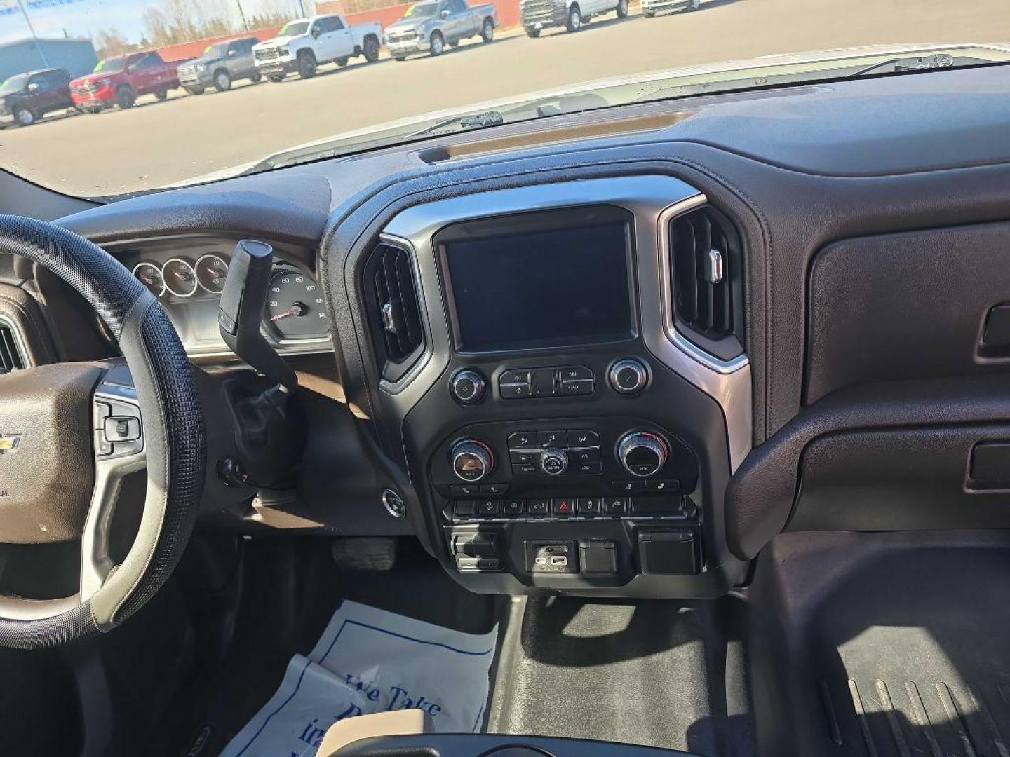 2019 WHITE CHEVROLET SILVERADO 1500 LT (3GCUYDED9KG) with an 5.3L engine, Automatic transmission, located at 2525 S. Cushman, Fairbanks, AK, 99701, (907) 452-5707, 64.824036, -147.712311 - Photo#4