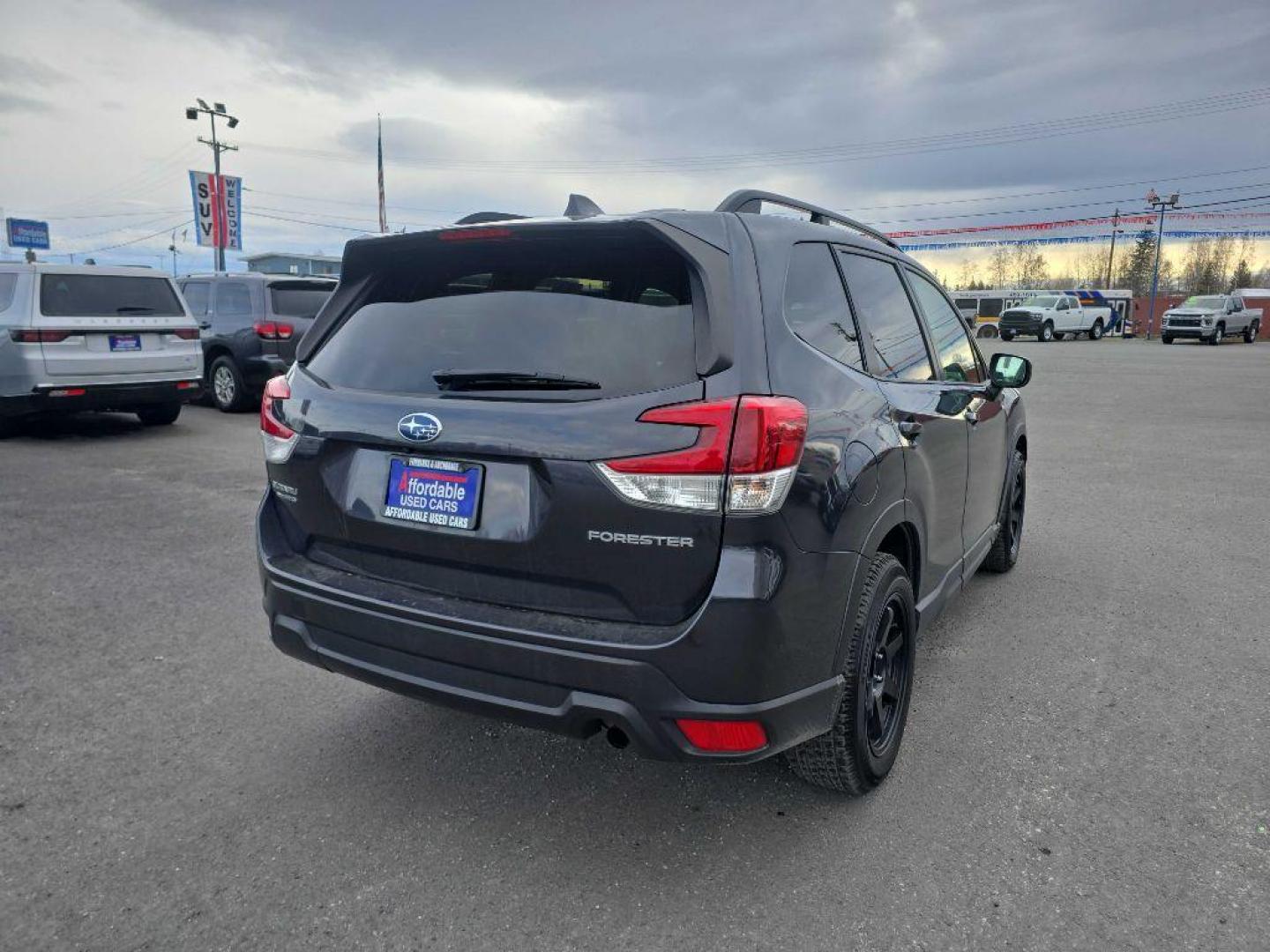2019 GRAY SUBARU FORESTER PREMIUM (JF2SKAEC0KH) with an 2.5L engine, Continuously Variable transmission, located at 2525 S. Cushman, Fairbanks, AK, 99701, (907) 452-5707, 64.824036, -147.712311 - Photo#4