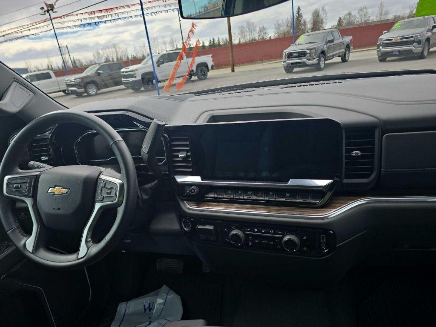 2023 SILVER CHEVROLET SILVERADO 1500 LT (1GCUDDED8PZ) with an 5.3L engine, Automatic transmission, located at 2525 S. Cushman, Fairbanks, AK, 99701, (907) 452-5707, 64.824036, -147.712311 - Photo#5