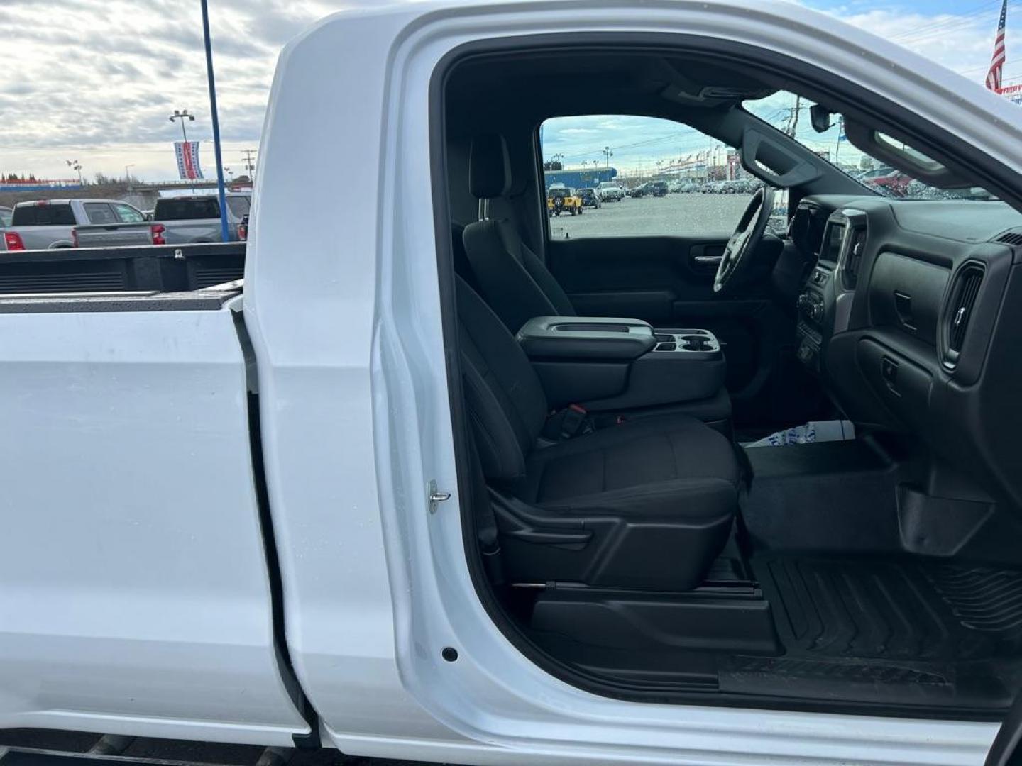2024 WHITE CHEVROLET SILVERADO 1500 (3GCNDAED3RG) with an 5.3L engine, Automatic transmission, located at 2525 S. Cushman, Fairbanks, AK, 99701, (907) 452-5707, 64.824036, -147.712311 - Photo#4