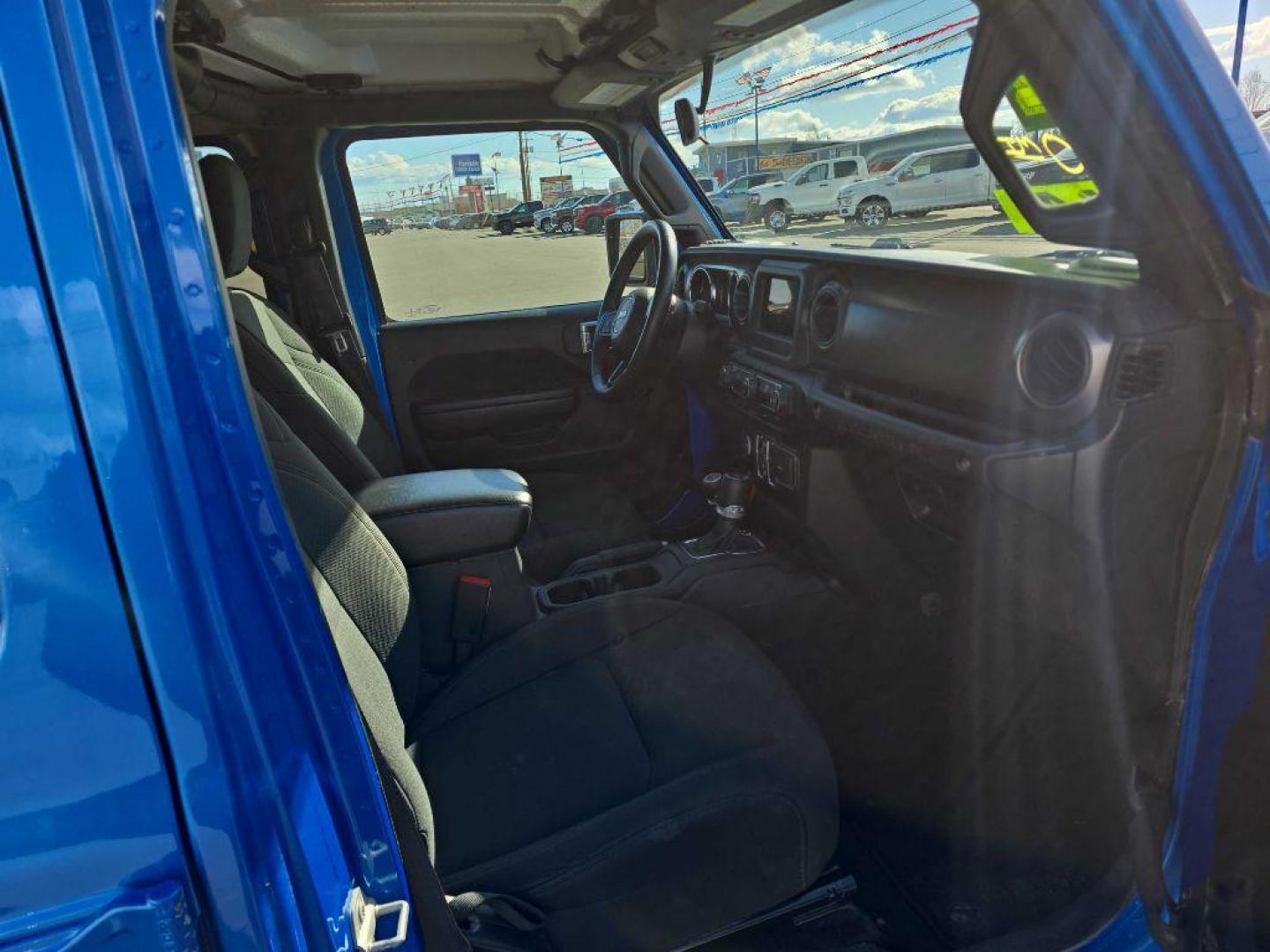 2022 BLUE JEEP WRANGLER UNLIMI SPORT (1C4HJXDG0NW) with an 3.6L engine, Automatic transmission, located at 2525 S. Cushman, Fairbanks, AK, 99701, (907) 452-5707, 64.824036, -147.712311 - Photo#3
