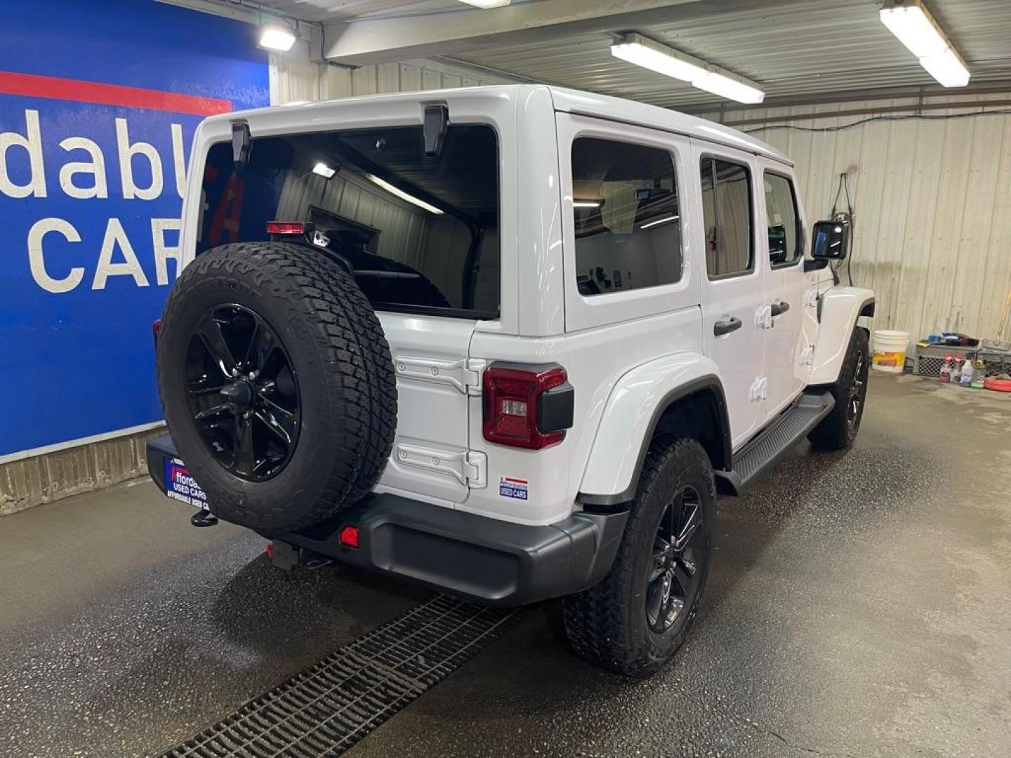 2022 WHITE JEEP WRANGLER UNLIMI SAHARA (1C4HJXEN5NW) with an 2.0L engine, Automatic transmission, located at 2525 S. Cushman, Fairbanks, AK, 99701, (907) 452-5707, 64.824036, -147.712311 - Photo#2