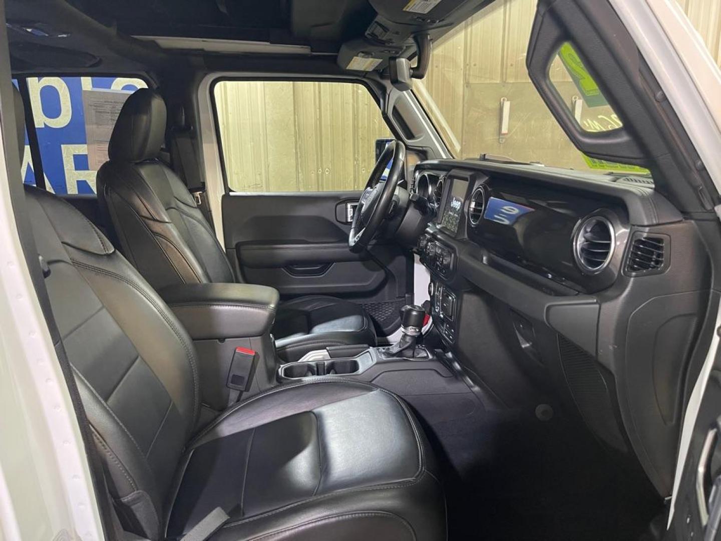 2022 WHITE JEEP WRANGLER UNLIMI SAHARA (1C4HJXEN5NW) with an 2.0L engine, Automatic transmission, located at 2525 S. Cushman, Fairbanks, AK, 99701, (907) 452-5707, 64.824036, -147.712311 - Photo#3