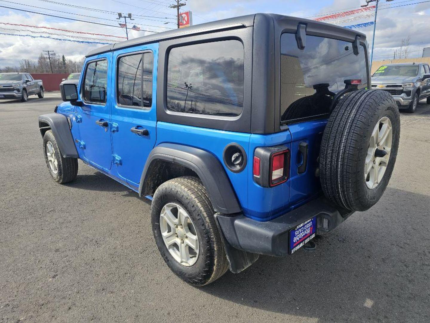 2022 BLUE JEEP WRANGLER UNLIMI SPORT (1C4HJXDG4NW) with an 3.6L engine, Automatic transmission, located at 2525 S. Cushman, Fairbanks, AK, 99701, (907) 452-5707, 64.824036, -147.712311 - Photo#3