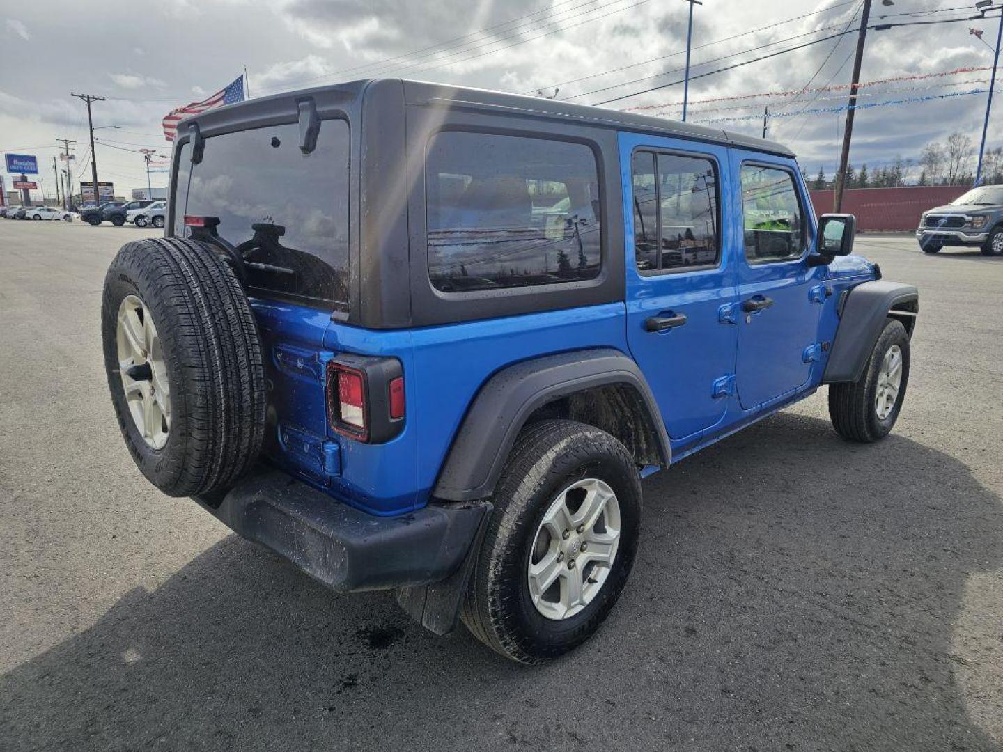 2022 BLUE JEEP WRANGLER UNLIMI SPORT (1C4HJXDG4NW) with an 3.6L engine, Automatic transmission, located at 2525 S. Cushman, Fairbanks, AK, 99701, (907) 452-5707, 64.824036, -147.712311 - Photo#4