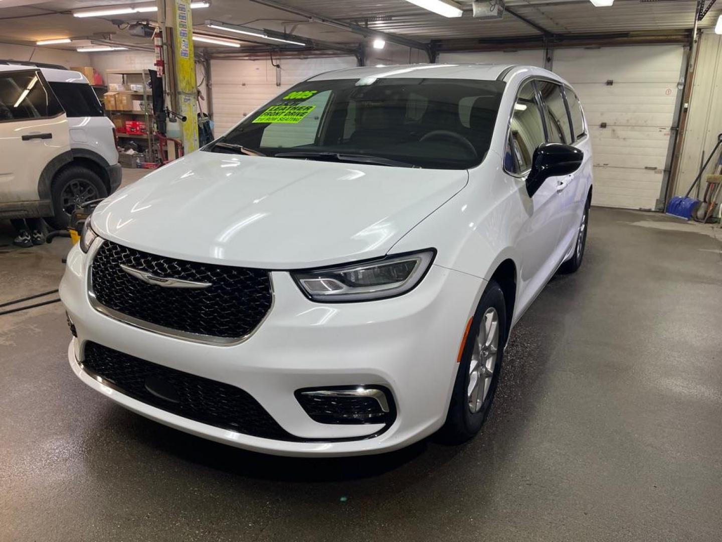 2025 WHITE CHRYSLER PACIFICA SELECT (2C4RC1BG2SR) with an 3.6L engine, Automatic transmission, located at 2525 S. Cushman, Fairbanks, AK, 99701, (907) 452-5707, 64.824036, -147.712311 - Photo#1