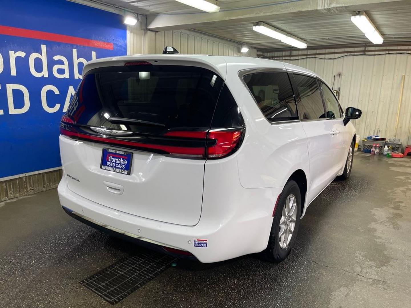 2025 WHITE CHRYSLER PACIFICA SELECT (2C4RC1BG2SR) with an 3.6L engine, Automatic transmission, located at 2525 S. Cushman, Fairbanks, AK, 99701, (907) 452-5707, 64.824036, -147.712311 - Photo#2