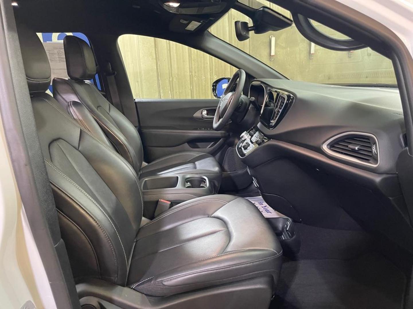 2025 WHITE CHRYSLER PACIFICA SELECT (2C4RC1BG2SR) with an 3.6L engine, Automatic transmission, located at 2525 S. Cushman, Fairbanks, AK, 99701, (907) 452-5707, 64.824036, -147.712311 - Photo#3