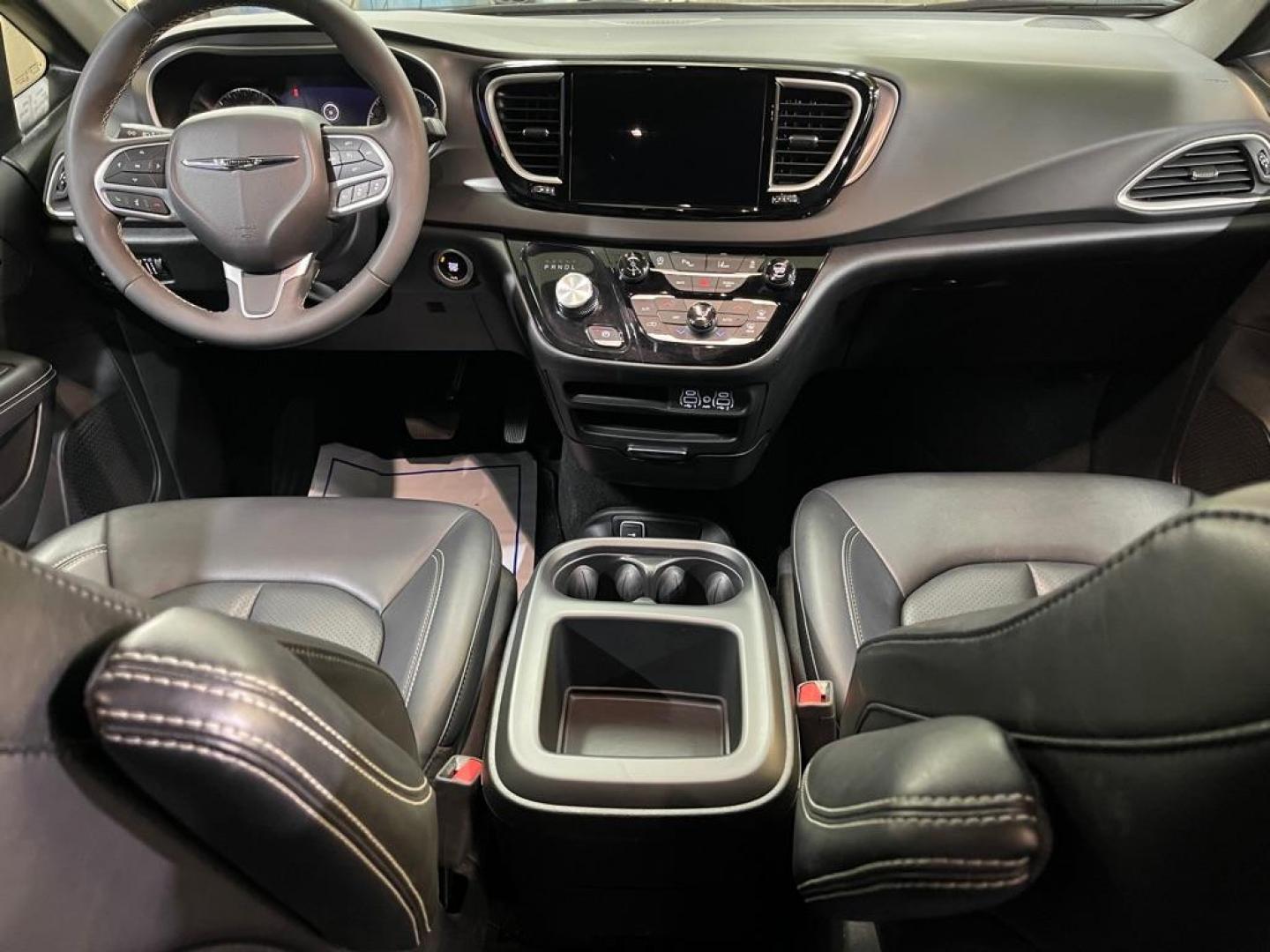 2025 WHITE CHRYSLER PACIFICA SELECT (2C4RC1BG2SR) with an 3.6L engine, Automatic transmission, located at 2525 S. Cushman, Fairbanks, AK, 99701, (907) 452-5707, 64.824036, -147.712311 - Photo#5