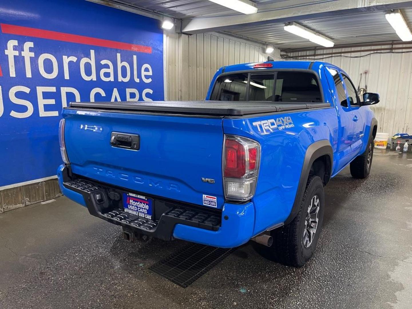 2020 BLUE TOYOTA TACOMA ACCESS CAB (5TFSZ5AN9LX) with an 3.5L engine, Automatic transmission, located at 2525 S. Cushman, Fairbanks, AK, 99701, (907) 452-5707, 64.824036, -147.712311 - Photo#2