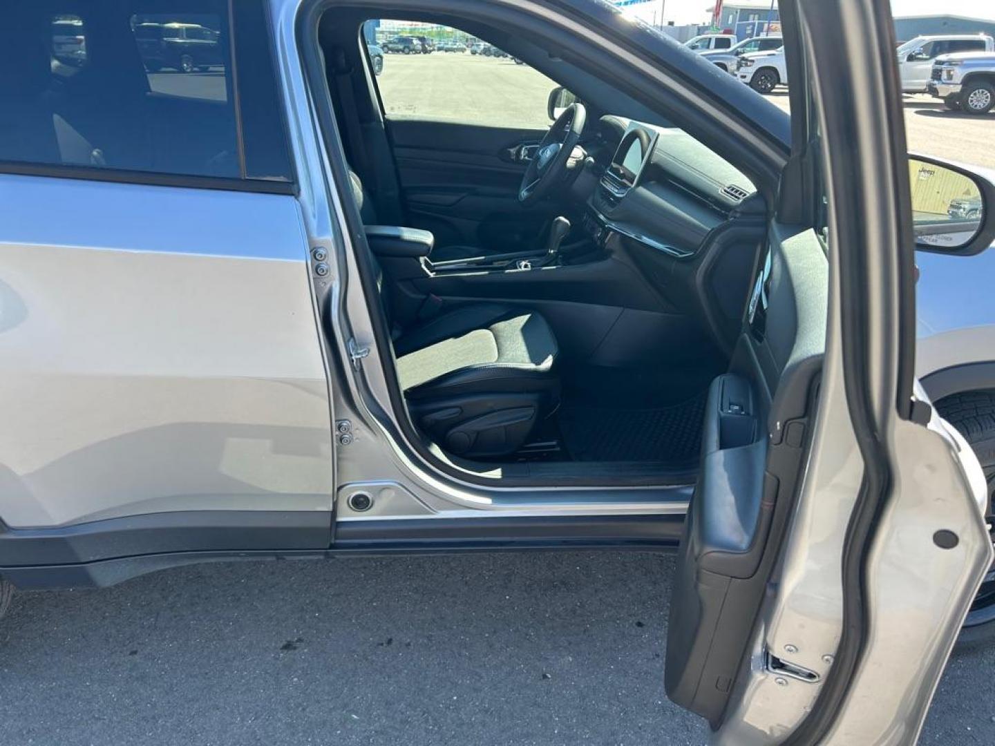 2023 SILVER JEEP COMPASS TRAILHAWK (3C4NJDDN8PT) with an 2.0L engine, Automatic transmission, located at 2525 S. Cushman, Fairbanks, AK, 99701, (907) 452-5707, 64.824036, -147.712311 - Photo#4